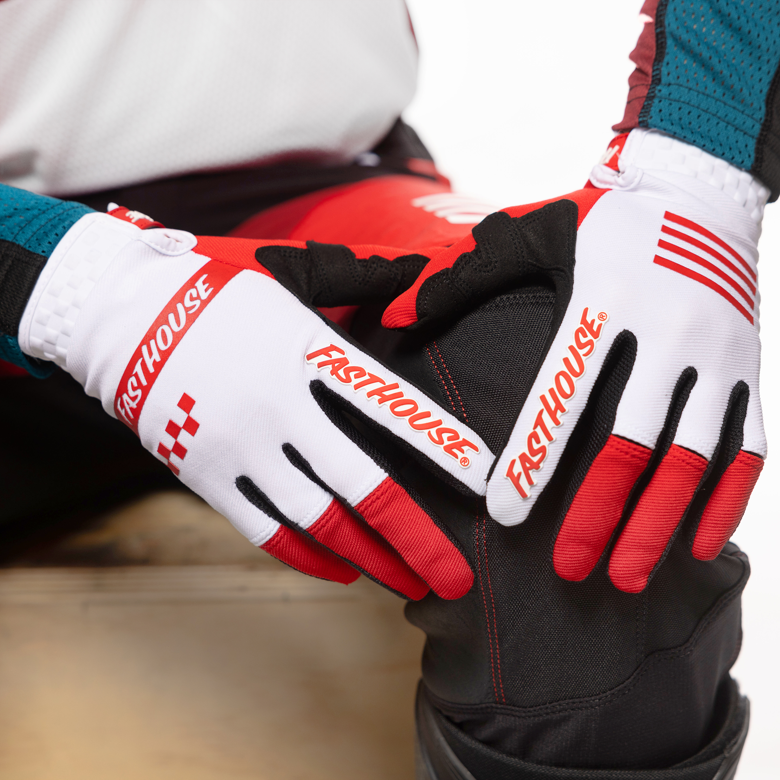 Speed Style Mod Glove - Red-White_Detail2